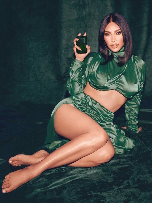 Kim Kardashian photos without dress 